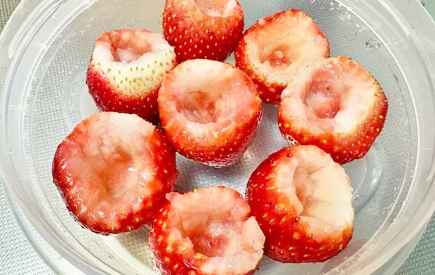 『イチゴ練乳アイス』を作る写真（撮影：エニママ）