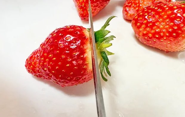 『イチゴ練乳アイス』を作る写真（撮影：エニママ）