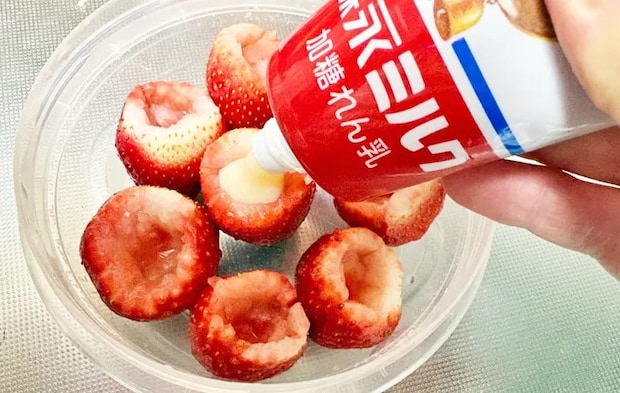 『イチゴ練乳アイス』を作る写真（撮影：エニママ）