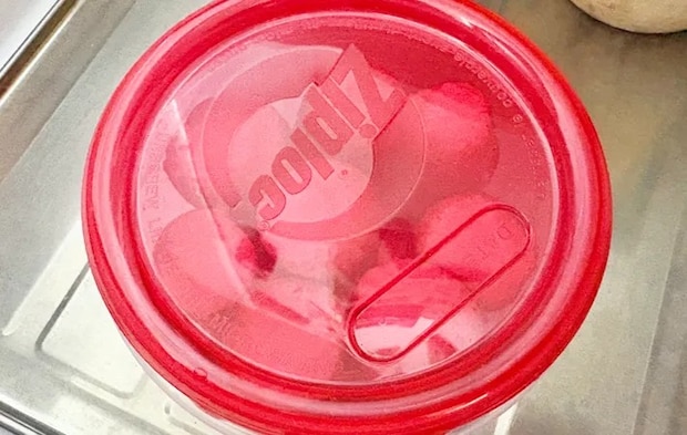 『イチゴ練乳アイス』を作る写真（撮影：エニママ）