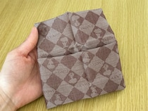 【30秒ででき上がり】外出前にサッと作れる！　針も糸も不要なハンカチポーチの作り方