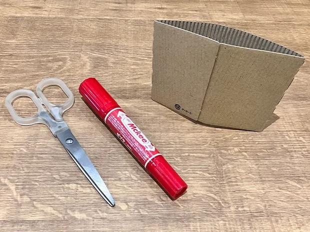 コーヒースリーブでスマホスタンドを作る際の材料を紹介する（撮影：grapeライフハック編集部）