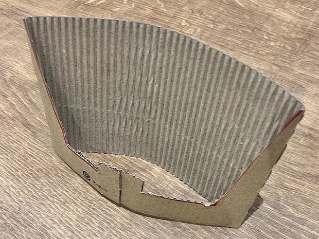 コーヒースリーブでスマホスタンドを作る（撮影：grapeライフハック編集部）