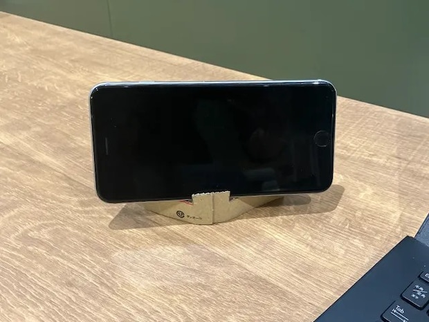 コーヒースリーブでスマホスタンドを作り、スマホを立てる（撮影：grapeライフハック編集部）