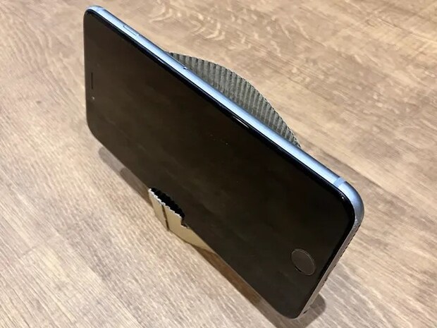 コーヒースリーブでスマホスタンドを作り、スマホを立てる（撮影：grapeライフハック編集部）