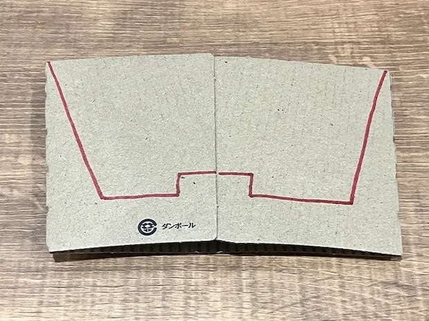 コーヒースリーブに線を引く（撮影：grapeライフハック編集部）