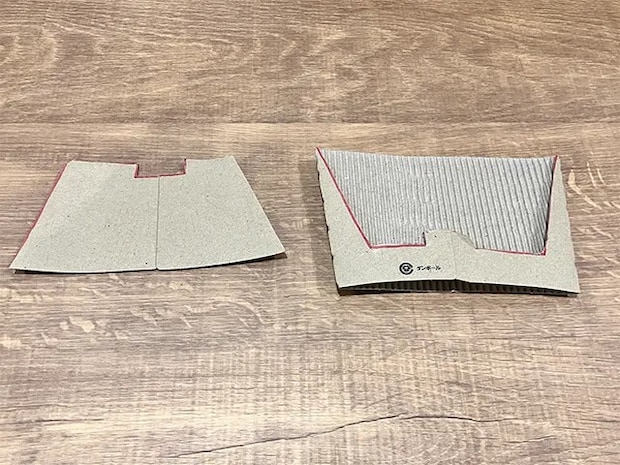 コーヒースリーブに線を引いて切る（撮影：grapeライフハック編集部）