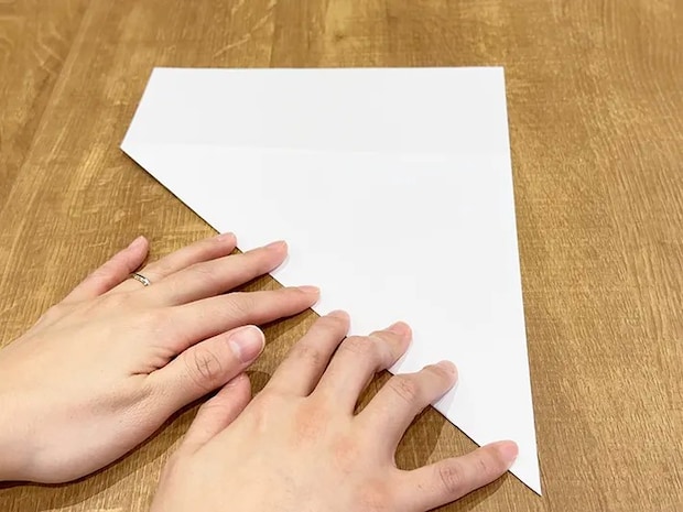 A4用紙を折っている画像（撮影：grapeライフハック編集部）