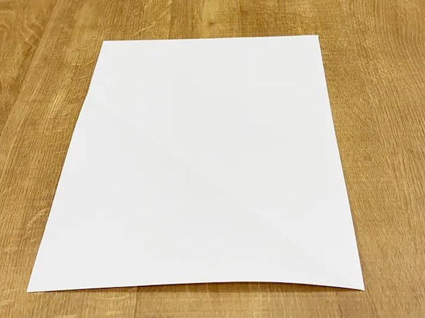 A4用紙を折っている画像（撮影：grapeライフハック編集部）