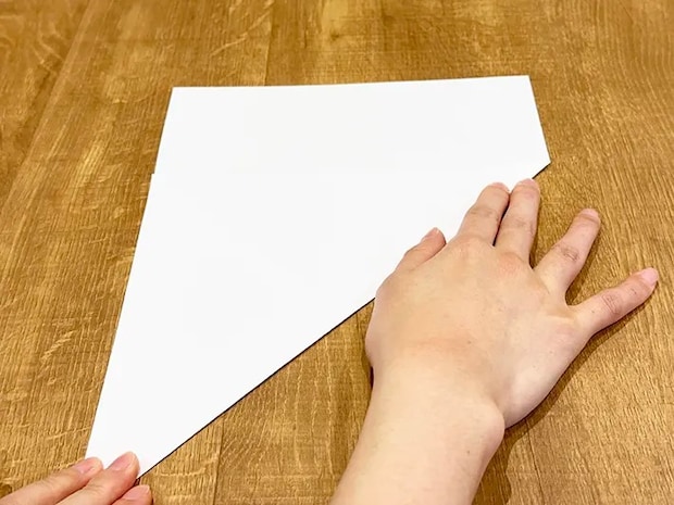 A4用紙を折っている画像（撮影：grapeライフハック編集部）