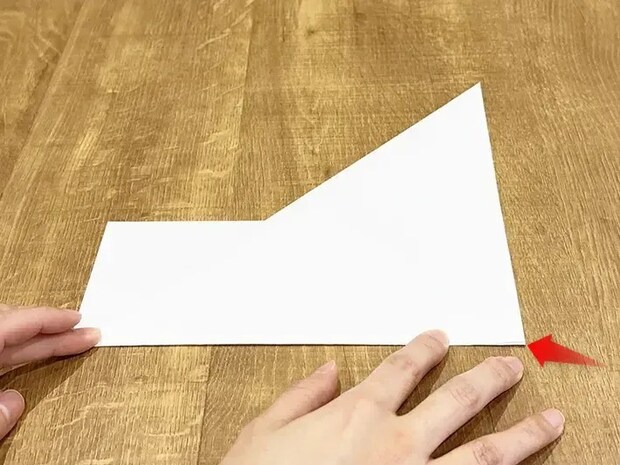 A4用紙で開ける場所を矢印で示している画像（撮影：grapeライフハック編集部）