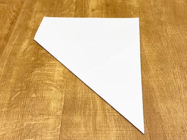 A4用紙を折っている画像（撮影：grapeライフハック編集部）