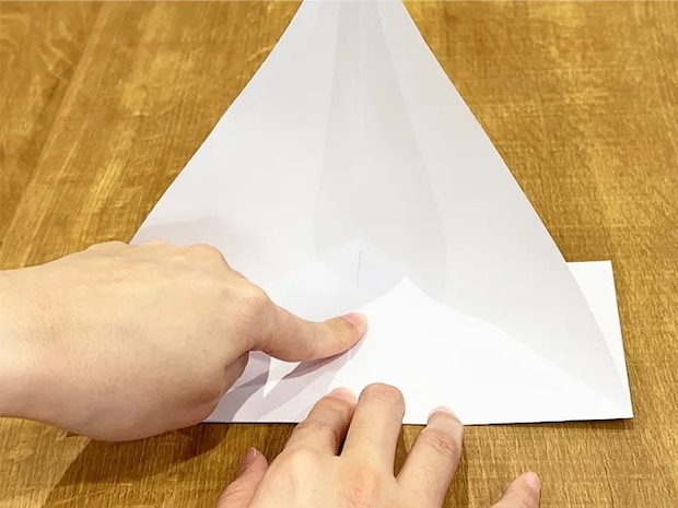 A4用紙を折っている画像（撮影：grapeライフハック編集部）