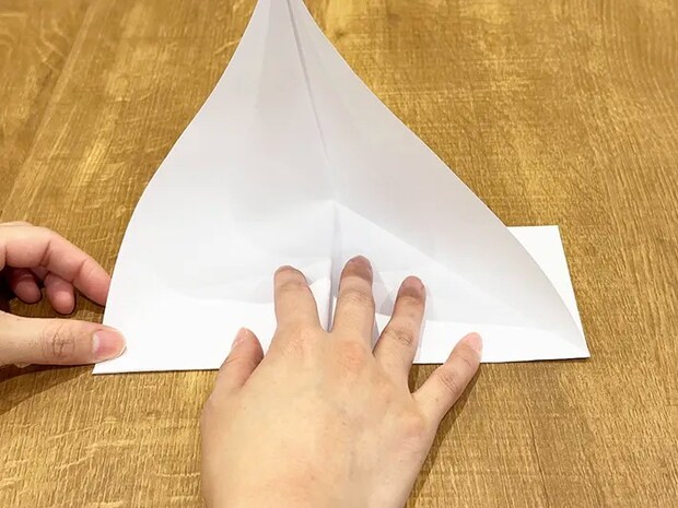 A4用紙を折っている画像（撮影：grapeライフハック編集部）