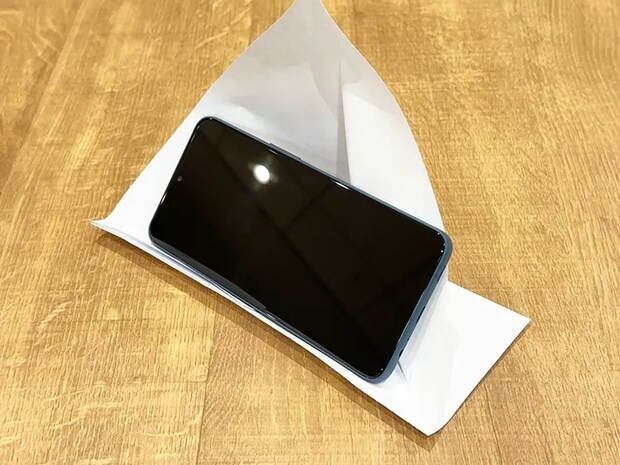 紙で作ったスマホスタンドにスマホを立てた画像（撮影：grapeライフハック編集部）