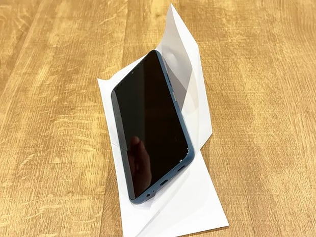 紙で作ったスマホスタンドにスマホを立てた画像（撮影：grapeライフハック編集部）