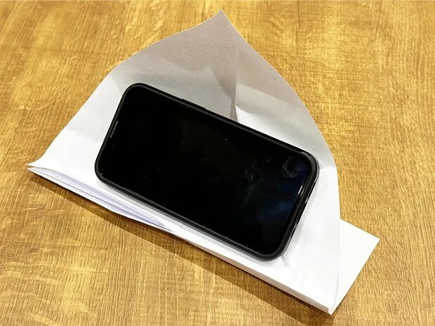 紙で作ったスマホスタンドに『iPhone 13 mini』を立てた画像（撮影：grapeライフハック編集部）