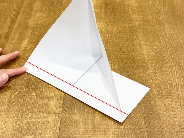 A4用紙で谷折りする場所に線を引いている画像（撮影：grapeライフハック編集部）