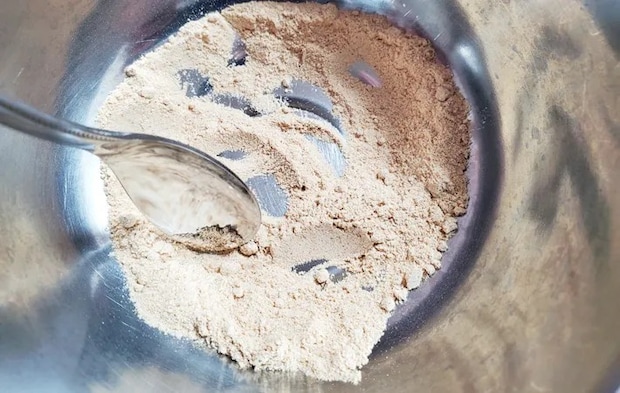 『モッツァレラのきな粉もち風』を作る写真（撮影：エニママ）