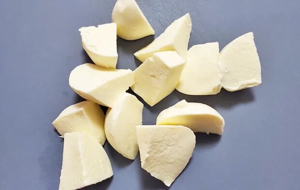 『モッツァレラのきな粉もち風』を作る写真（撮影：エニママ）