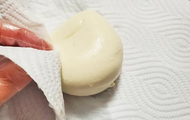 『モッツァレラのきな粉もち風』を作る写真（撮影：エニママ）