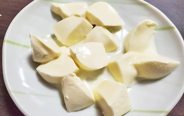 『モッツァレラのきな粉もち風』を作る写真（撮影：エニママ）