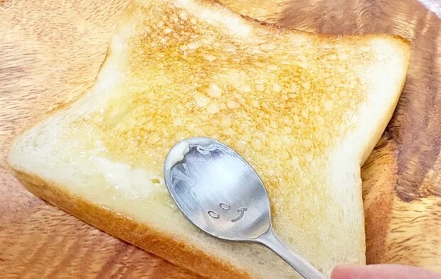 『イチゴあんバタートースト』を作る写真（撮影：エニママ）