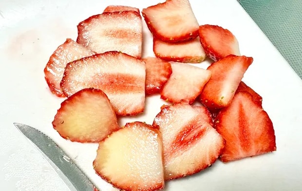 『イチゴあんバタートースト』を作る写真（撮影：エニママ）