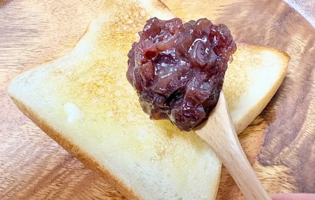 『イチゴあんバタートースト』を作る写真（撮影：エニママ）