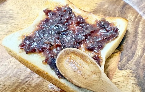 『イチゴあんバタートースト』を作る写真（撮影：エニママ）