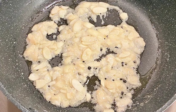 『ココナッツサブレで激うまフロランタン』を作る写真（撮影：エニママ）