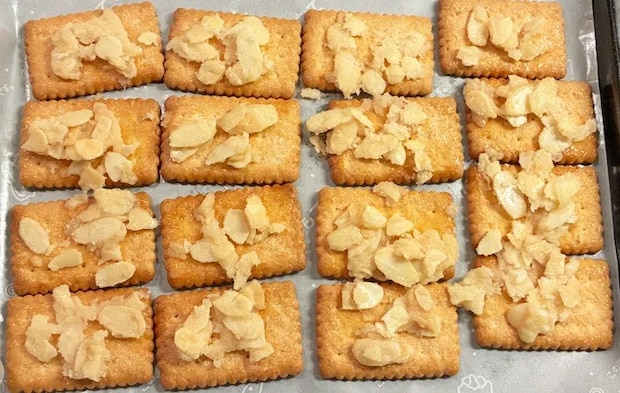 『ココナッツサブレで激うまフロランタン』を作る写真（撮影：エニママ）