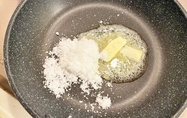 『ココナッツサブレで激うまフロランタン』を作る写真（撮影：エニママ）