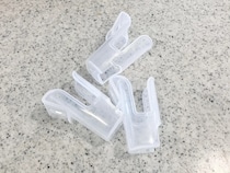 薬味チューブホルダーを窓際で活用　『じゃない使い方』で玄関がスッキリ！