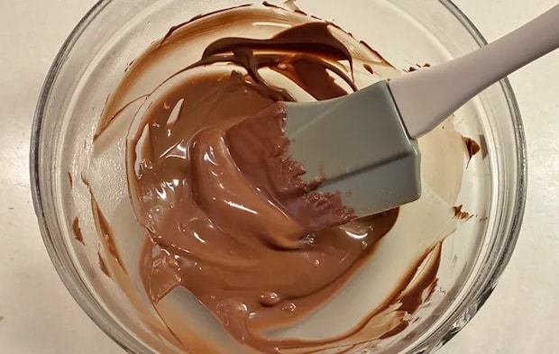 『麩で染みチョコラスク』を作る写真（撮影：エニママ）