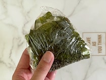 おにぎり、もう握るのやめた！　時間が経ってもふんわり美味しい作り方に「お手軽！」【2選】