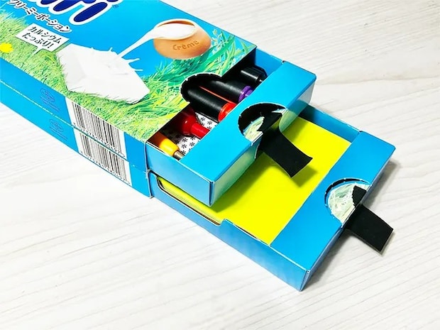 キリの空き箱に文房具を入れた場面（撮影：grapeライフハック編集部）