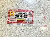 【作業1分】焼きそばの袋、捨てないで！　ゴミ袋にする前に切り込みを入れて…