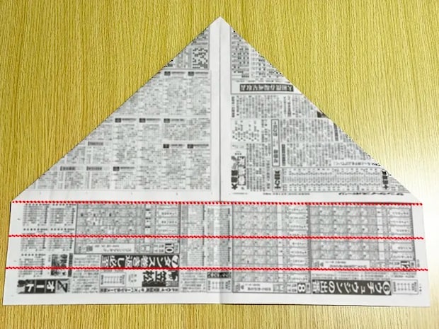 新聞紙の上1枚だけを下から3回折る線を引いた画像（撮影：grapeライフハック編集部）