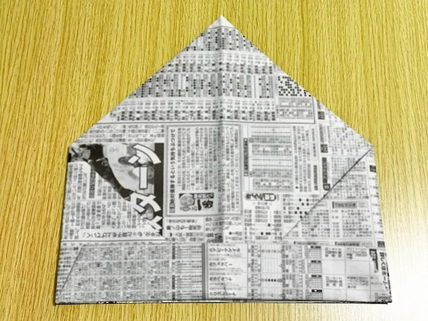 新聞紙の最後の折り目を開き、内側に折り込んだ画像（撮影：grapeライフハック編集部）