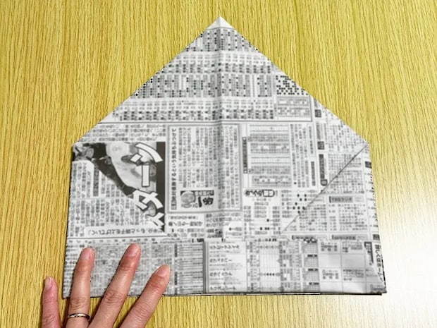 新聞紙の下側を3回折った画像（撮影：grapeライフハック編集部）