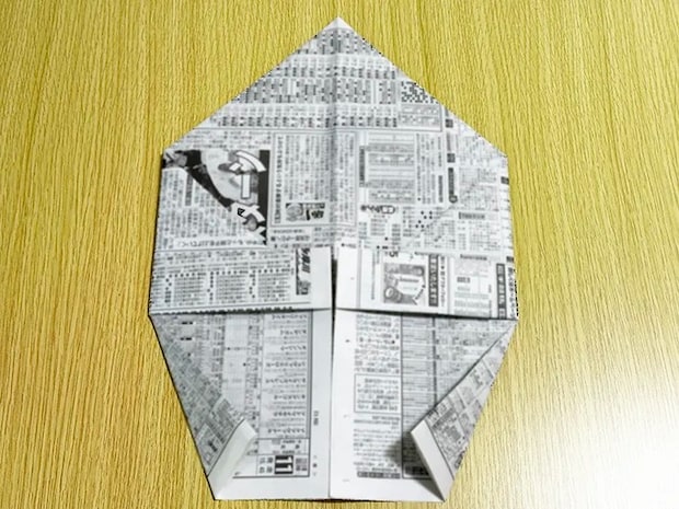 新聞紙の両角を少し内側に折った画像（撮影：grapeライフハック編集部）