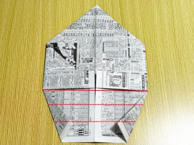新聞紙の下側を3回折る折り目を線で引いた画像（撮影：grapeライフハック編集部）