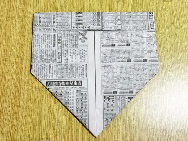折った新聞紙を裏返し、上下逆に置いた画像（撮影：grapeライフハック編集部）