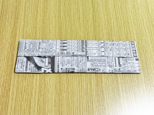 新聞紙の上のポケットに下側を入れ込んだ画像（撮影：grapeライフハック編集部）