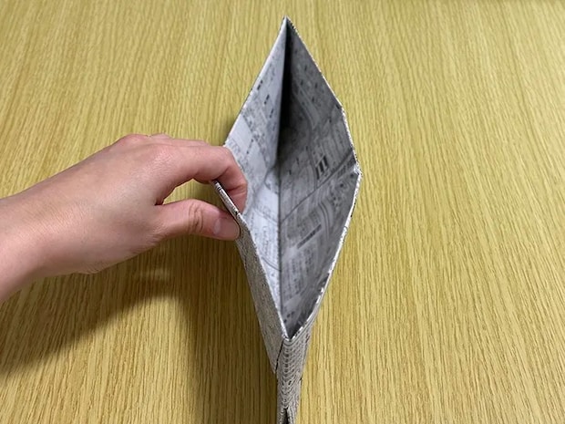 新聞紙のポケットを開いている画像（撮影：grapeライフハック編集部）