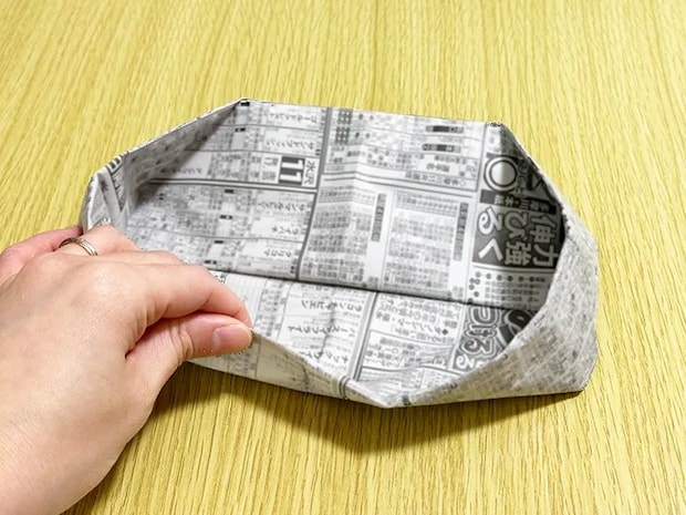 新聞紙の形を整えている画像（撮影：grapeライフハック編集部）