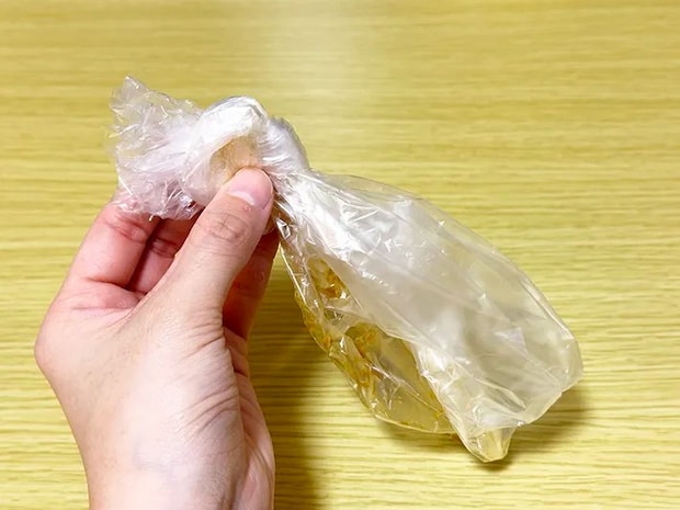 新聞紙にかぶせていた『アイラップ』を結んだ画像（撮影：grapeライフハック編集部）