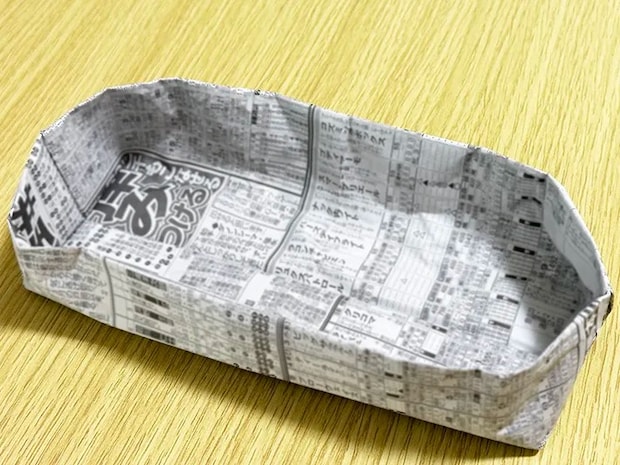 新聞紙の皿の完成画像（撮影：grapeライフハック編集部）