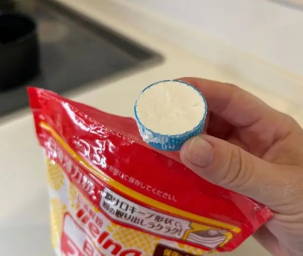 ペットボトルのキャップで粉物を量る様子（撮影：grapeフード編集部）